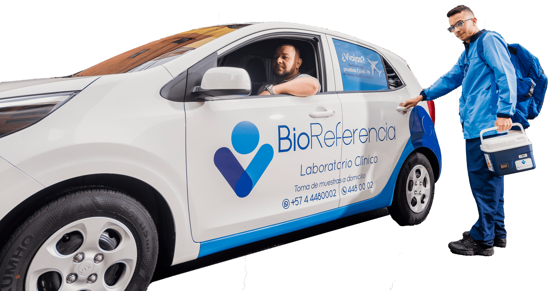 Técnico de BioReferencia con maletín de toma de muestras junto al carro de servicio